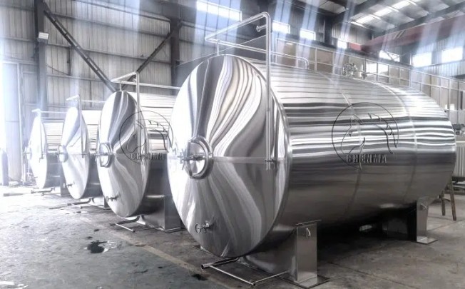 Stainless steel bulk tanks, 10,000L